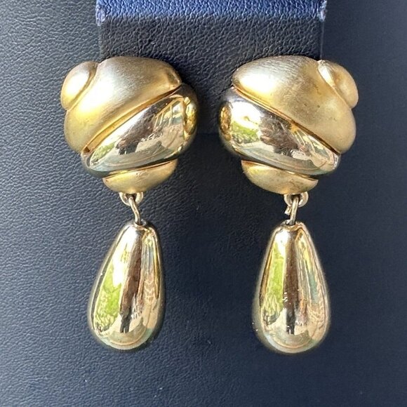VTG Givenchy Clip-On Earrings Gold Tone Metal‎ Clam Shell Shape Tear Drop Dangle - Picture 3 of 6